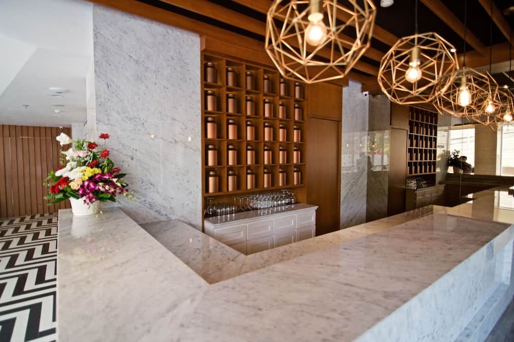 Verse Luxe Hotel Wahid Hasyim - ג'קרטה - דלפק קבלה