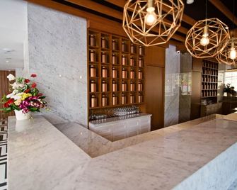 Verse Luxe Hotel Wahid Hasyim - ג'קרטה - דלפק קבלה
