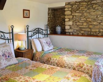 2 bedroom accommodation in Cold Ashton - Bath - Bedroom