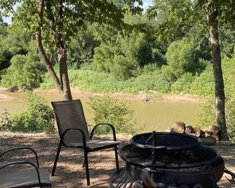 Aggie Game Day In The Country Outside Of College Station! - Cameron - Patio
