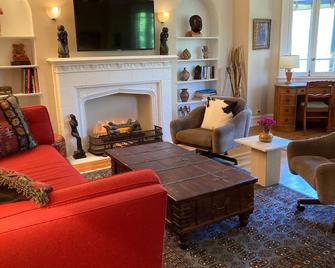 Mid Century Elegance in Evanston Vintage Apartment. - Evanston - Living room
