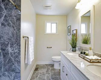 D 50 M To Station High-Speed Net Free Parking laundry cooking Near Pacific Mall - Pickering - Bathroom