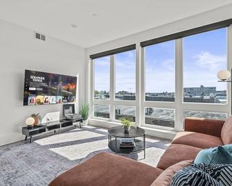 Vibrant King Bed Condo w/Rooftop Lounge, Gym, and Close to the Stadiums - Philadelphia - Wohnzimmer
