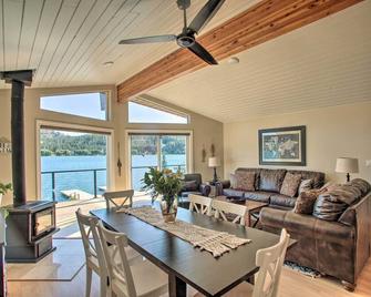 Lakefront Retreat with Kayaks, Paddle Boards and Deck! - Nine Mile Falls - Dining room