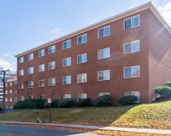 Crystal City Charm Free Parking - Arlington - Building