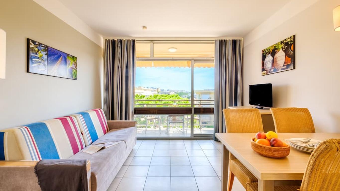 بيري آند فاكانسيس ريزيدانس هليوتيل مارين