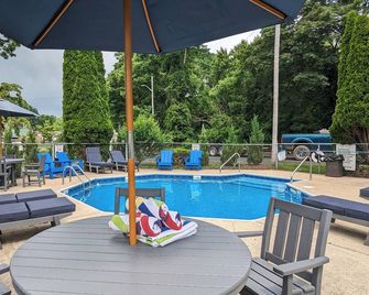Riverboat Inn & Suites - Madison