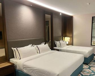 Christee Suites Hotel - Malakka - Schlafzimmer