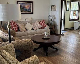 New! Cozy River Cottage with great views of the water! - Saint Leonard - Living room