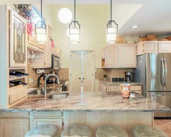 Twin Waters by Avantstay Patio Pool Table - Lake Harmony