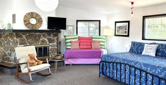 Chalet Motel Whitefish - Whitefish - Living room
