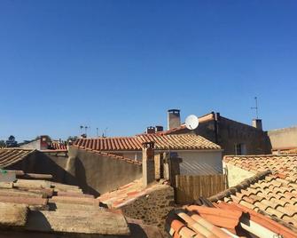 Centre of Olonzac, market views, 2 bedrooms & private sunny rooftop terrace - Olonzac - Vista del exterior
