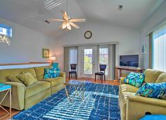 Southport Condo with Fire Pit, Deck and Private Pool - Southport - Huiskamer