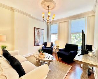 Heart Of Old Town | Historic 1br | 99 Walk Score! - Alexandria - Living room