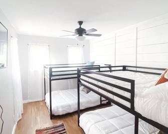 The Loft on the River with Private Gravel bar!! - Van Buren - Bedroom