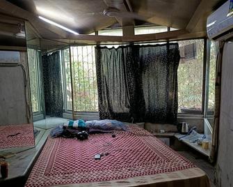 Amazing Marble Bedroom with Romantic Tub - Pune - Bedroom