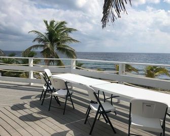 The Ultimate Luxury Botanical Family Estate Very Large 3,480 Sqft On The Beach!! - Cayman Brac - Balcón
