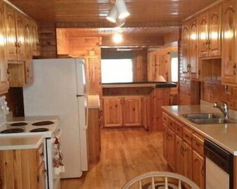 Large Pine Cottage - Parlee Beach, New Brunswick - Pointe-du-Chêne - Kitchen