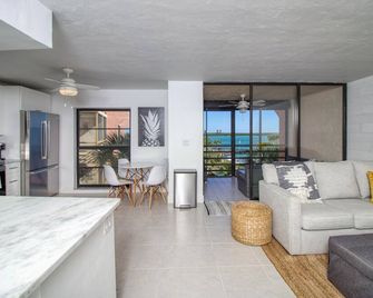 Amazing oceanfront condo with pool, hot tub, tennis, & stunning balcony views - Marco Island - Wohnzimmer