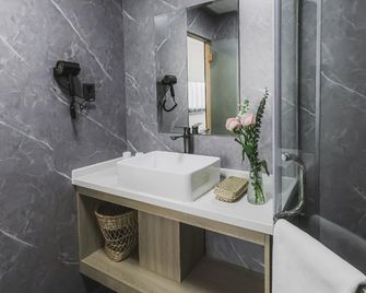GreenTree Inn Zhenjiang Jiangsu Science and Technology university Youth Square Express Hotel - Zhenjiang - Bedroom