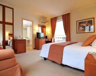 Athens Atrium Hotel & Jacuzzi Suites - Athens - Bedroom