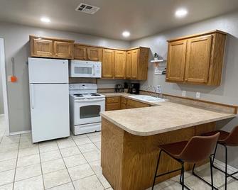 Charming and Clean- 2 Bedroom Duplex - Ada - Cocina