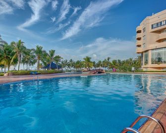 منتجع كراون بلازا صلالة - صلالة - حوض السباحة