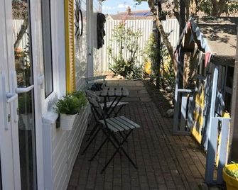 Seaside themed self contained cabin, hot tub & Bbq - New Romney - Patio