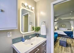 Peaceful Tempe Studio with Patio 2 Mi to ASU! - Tempe - Bathroom