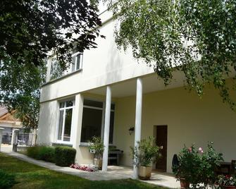 House with heated swimming pool, 8 km from Fontainebleau and 80 km from Paris - Bourron-Marlotte - Building
