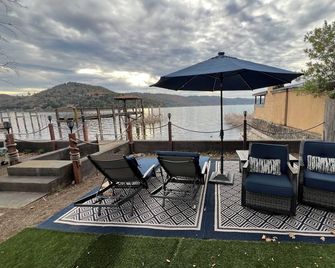 Peaceful Lakeside Retreat - Cozy 3br Waterfront Home - Clearlake - Patio