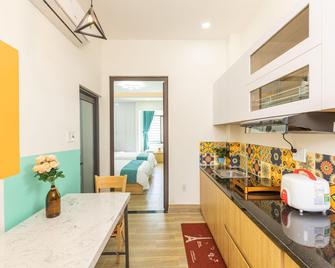Our house apartment- 5m walk to Beach, 10m to Airport and Downtown - Da Nang - Kitchen