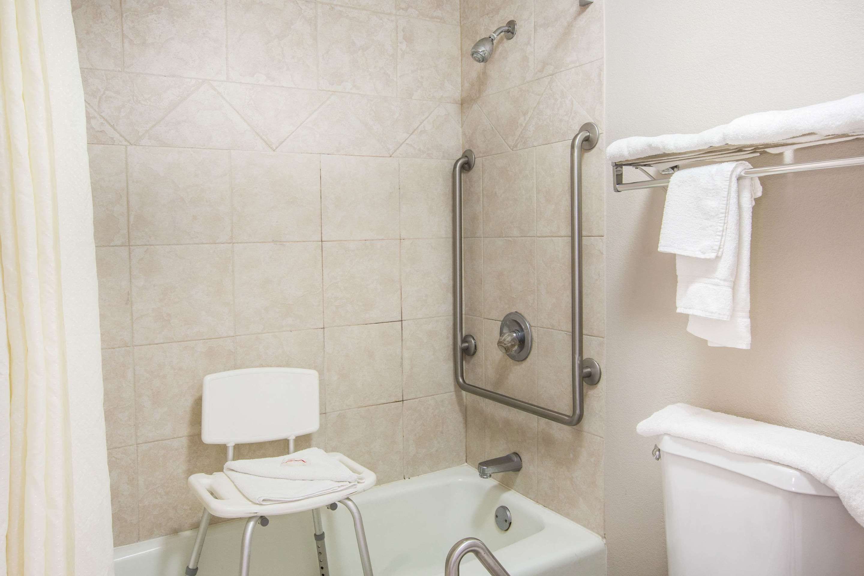 Bathroom view of Super 8 by Wyndham Oxford