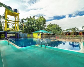 Resort Trimurti - Chālsa - Piscina