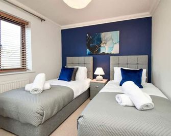 Spacious 4 Bedroom 3 Bathroom House - Sleeps up to 8 - Free Parking, Balcony, Fast Wifi and Smart TVs by Yoko Property - Wavendon - Yatak Odası