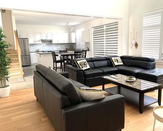 House - Entire House for your getaway - Quinte West - Living room