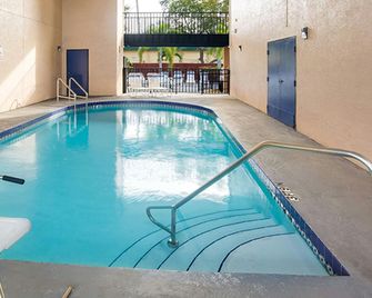 Magnuson Hotel Bradenton - Bradenton - Pool