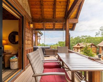 An Escape to Remember - Camp Eagles Nest, pet friendly, hot tub, views, fire pit - Banner Elk - Balcony