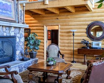 True Ski-in Ski-Out. - Brian Head - Living room