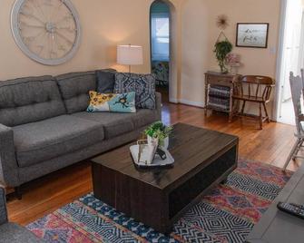 Charming cozy cottage on historic numbered streets - Idaho Falls - Living room