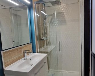 Studio moderne et calme au centre-ville avec parking sécurisé - Châteauroux - Bathroom