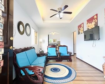 Apong Martina's Guest House La Union - San Gabriel - Living room