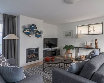 Spacious Villa In A Holiday Park In Makkum - Makkum - Soggiorno