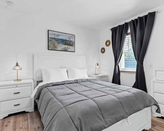 Centrally located Family-business Home - Homestead - Sypialnia