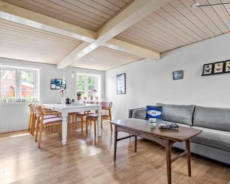 Beautiful Home In Svaneke With Kitchen - Svaneke - Sala de estar