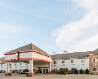 Super 8 by Wyndham Salina - Salina - Building