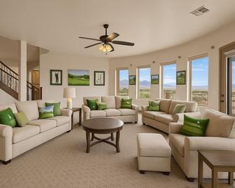 6000 Sq Ft Golf Estate • 8br • 12 Beds • Near 7 Courses • Hot Tub - Mesquite - Living room