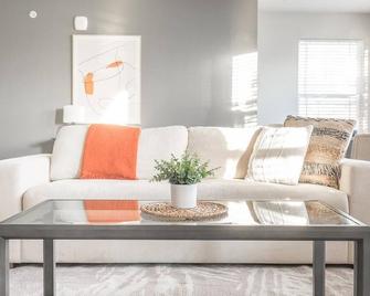Landing at Scissortail crossing - 1 Bedroom in Broken Arrow - Broken Arrow - Living room