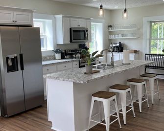 Charming Farmhouse - Monaca - Kitchen