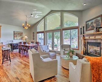 Polished McMinnville House Less Than 2 Mi from Town! - McMinnville - Living room